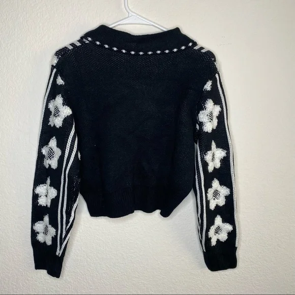 Cute sweater! - Picture 4 of 12